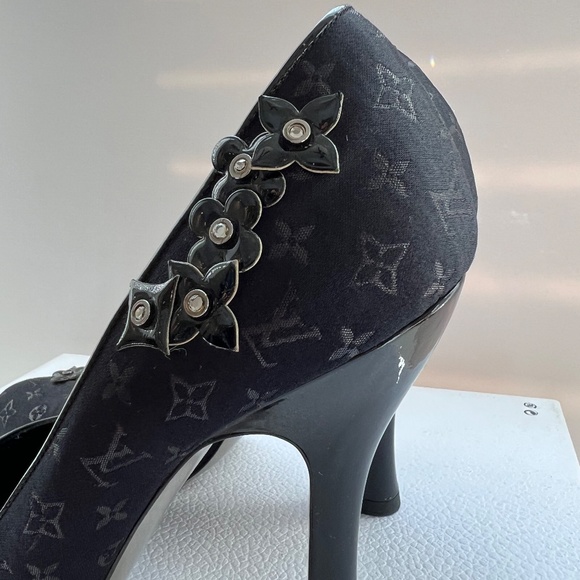 Louis Vuitton - Vintage Logo Monogram Pumps in Patent Leather/Satin/Charms Sz 38 - Picture 6 of 16